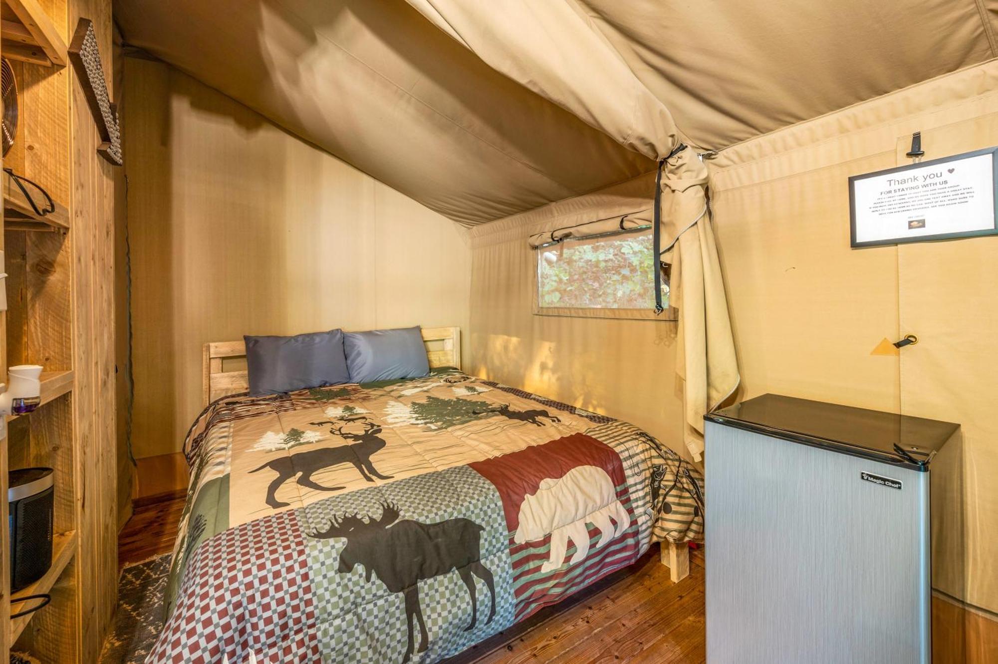 Отель Firefly Season Glamping Севьервилл Экстерьер фото