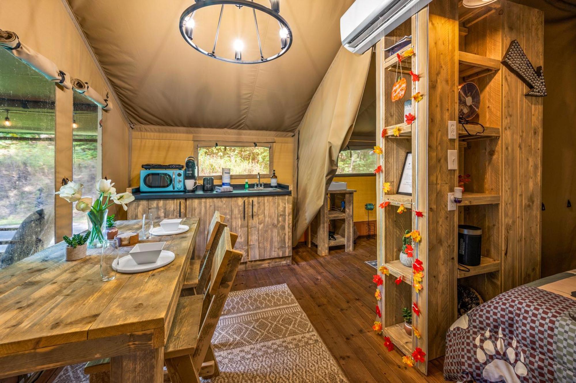 Отель Firefly Season Glamping Севьервилл Экстерьер фото