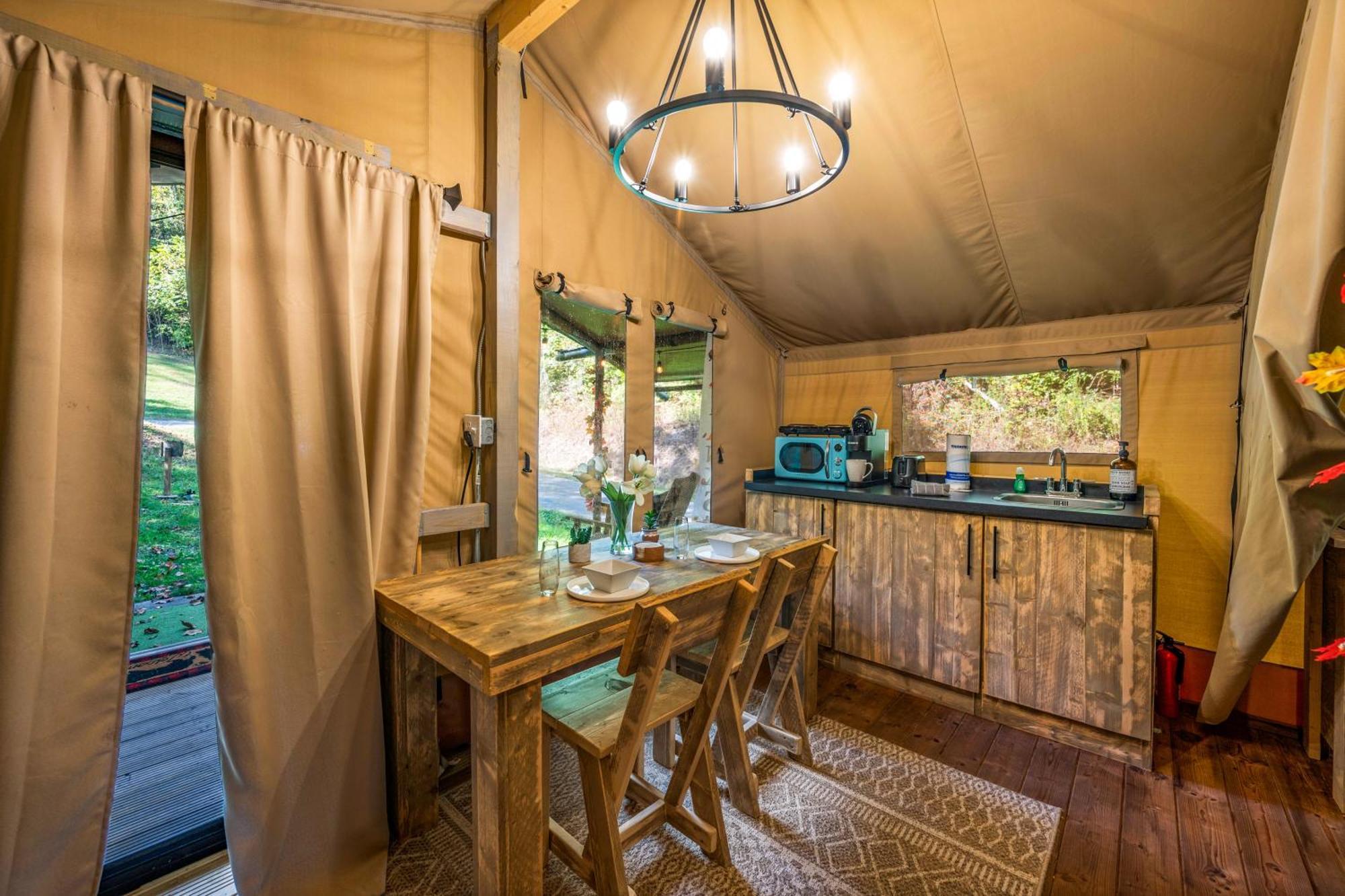 Отель Firefly Season Glamping Севьервилл Экстерьер фото