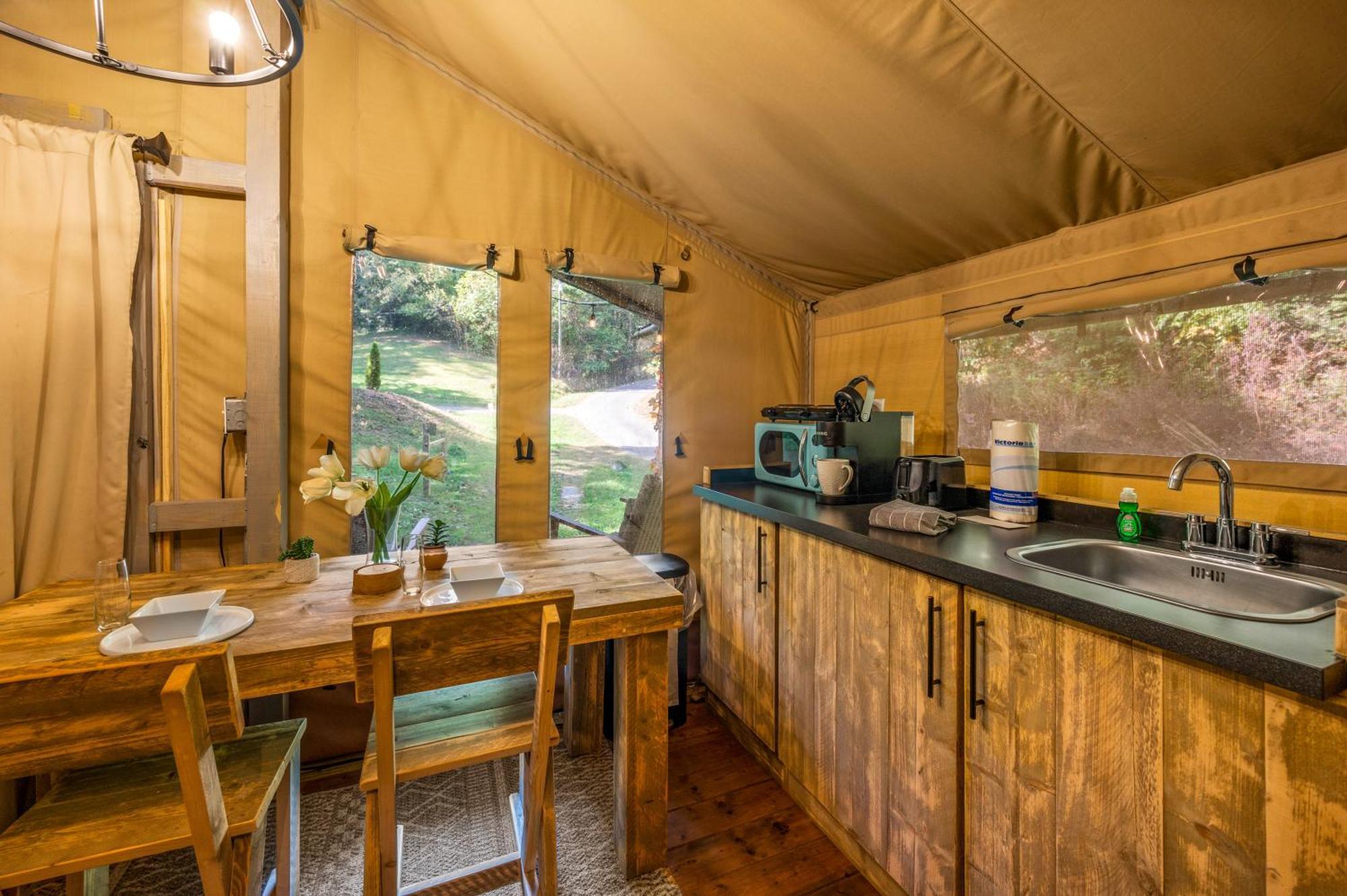 Отель Firefly Season Glamping Севьервилл Экстерьер фото